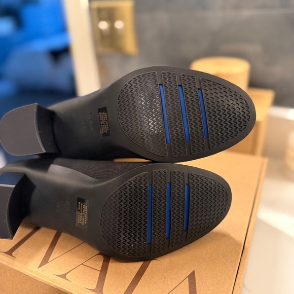 Vivaia Boots - Picture 3 of 4